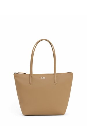 Bolso tote beige con doble asa y cierre de cremallera plateada, con un pequeño logo de cocodrilo plateado en el centro delantero.