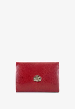 Rotes Lederportemonnaie mit einem kleinen goldenen Emblem mit zwei Löwen und einer Krone, auf weißem Hintergrund platziert.