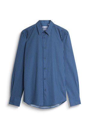 Camisa azul de botones con pequeño patrón circular blanco, de mangas largas y cuello clásico. Hecha de tela ligera con una textura suave.
