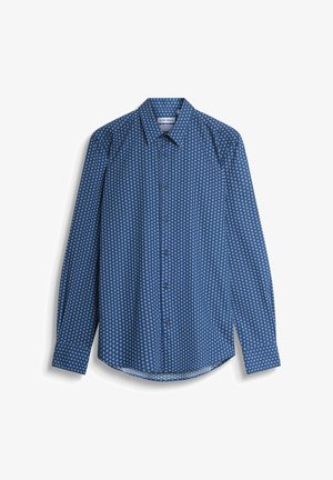 Camisa azul de botones con pequeño patrón circular blanco, de mangas largas y cuello clásico. Hecha de tela ligera con una textura suave.