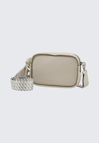 Beige Umhängetasche mit glatter Textur, rechteckiger Form und gemustertem Tragegurt. Verfügt über Metallbeschläge und einen Reißverschluss.