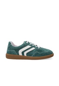 Grüne Wildledersneaker mit weißen Akzenten, Schnürsenkeln vorne und einer strukturierten Gummisohle. Klassisches Design mit kontrastierenden Steppnähten.
