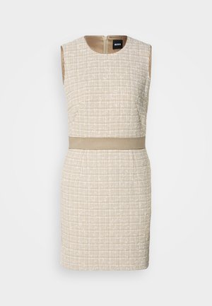 Gewebtes beiges Kleid mit strukturiertem Muster, ärmelloses Design, runder Ausschnitt und einem passenden Gürtel in der Taille. Reißverschlussverschluss hinten.