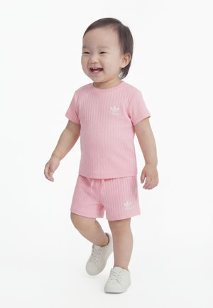 adidas Originals REGULAR WIDE INFANTS SET - Shorts - light pink