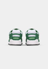 Grønne semskede sneakers med hvite mesh-detaljer, teksturerte accenter og en hvit såle. "SAUCONY"-logoen vises på hælen.