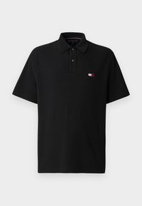 Polo noir à manches courtes avec deux boutons et petit logo rectangulaire rouge, blanc et bleu sur la poitrine gauche.