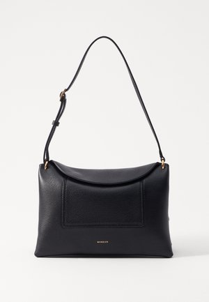 Bolso de cuero negro con forma estructurada, tapa plegable y bolsillo delantero. Presenta una correa delgada y acentos en dorado.
