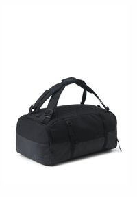 Schwarze Duffle-Tasche mit matter Oberfläche, verstellbaren Schultergurten, Seitentaschen und einem stabilen Boden. Glatte Reißverschlussverschlüsse.