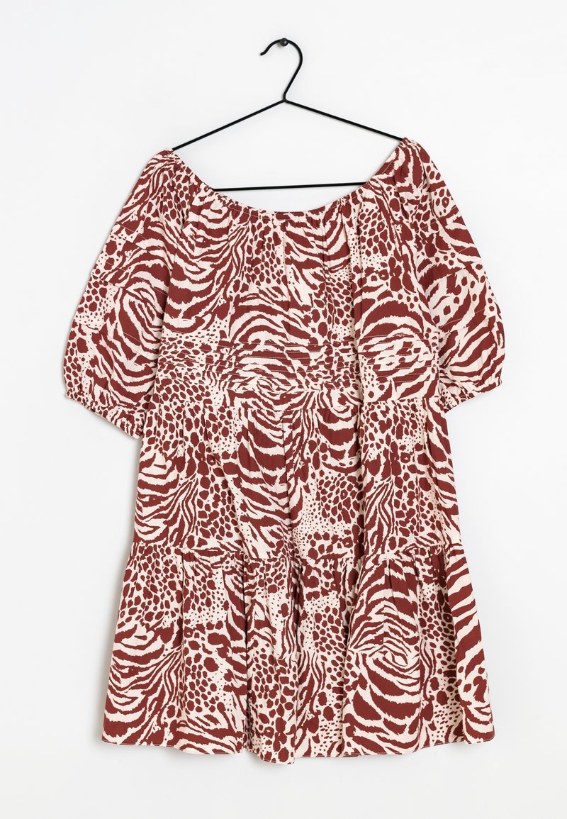 Robe courte à épaules dénudées avec manches bouffantes, motif imprimé animalier marron et blanc mélangé, accrochée à un cintre noir.