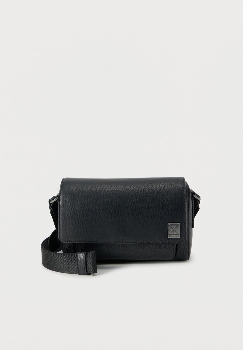 Calvin Klein EMBLEM MESSENGER - Umhängetasche - black/schwarz - Zalando