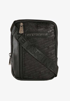 Sac bandoulière noir en matériau synthétique, avec logo en relief, poches zippées, bandoulière réglable et texture lisse.