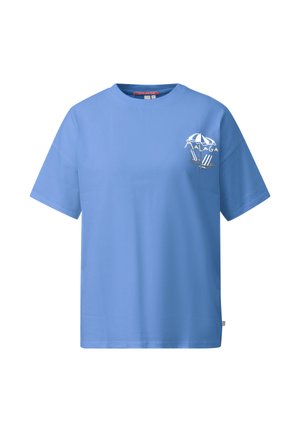 Lichtblauw T-shirt met korte mouwen met een kleine afbeelding van twee strandstoelen onder een parasol en de tekst "Malaga" op de linkerborst.