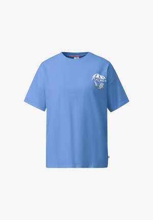 Lichtblauw T-shirt met korte mouwen met een kleine afbeelding van twee strandstoelen onder een parasol en de tekst "Malaga" op de linkerborst.