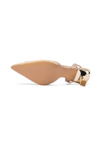 Scarpa con tacco a punta con una tomaia in vernice nuda, cinturini trasparenti e un accento metallico dorato sul tacco. Suola beige testurizzata.