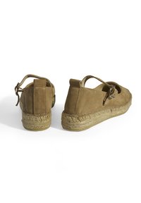 Braune Wildleder-Espadrilles mit einer geflochtenen Jutesohle, hinterem Schnallenverschluss und Knöchelriemen. Das Design verfügt über eine abgerundete Zehenpartie und strukturierten Stoff.