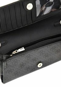 Portefeuille en simili cuir noir doté de plusieurs emplacements pour cartes, d'un compartiment zippé et d'une fermeture à bouton magnétique. Texture douce avec un motif subtil.