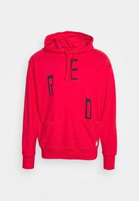 Sudadera con capucha roja, hecha de una mezcla de algodón, que cuenta con un bolsillo tipo canguro en el frente, letras en bloque negras que dicen "RED" y puños acanalados.