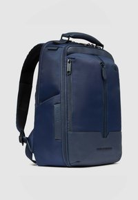 Marineblauwe rugzak met een gestructureerde nylon buitenkant, dubbele ritssluitingen, een bovenste handvat en gewatteerde schouderbanden voor comfort.