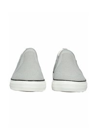 Šedé slip-on boty s texturovaným pleteným svrškem, bílou gumovou podešví a černým akcentem kolem spodní části. Žádné viditelné logo.