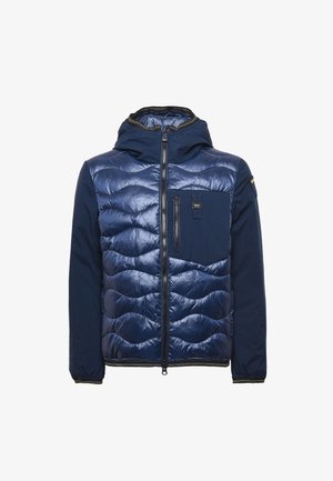 Giacca blu navy con un pannello frontale trapuntato e lucido, cappuccio, chiusura a zip e tasca sul petto. Presenta un tessuto liscio sulle maniche e sui lati.