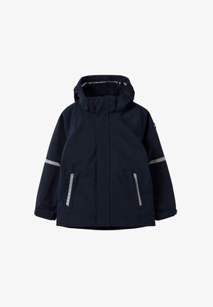 Marineblå vandtæt jakke med hætte, der har sølvreflekterende striber, to frontlommer og lynlås- samt trykknaplukning.