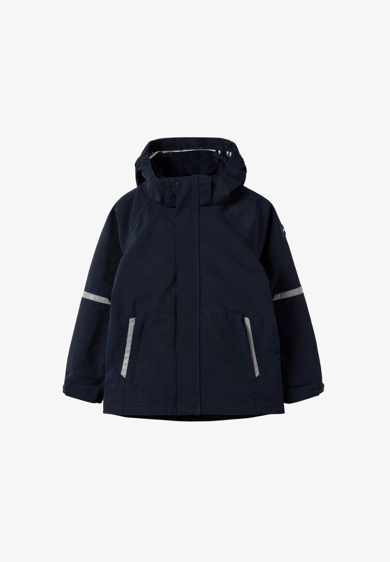 Marineblauwe waterdichte jas met een capuchon, voorzien van zilverreflecterende strepen, twee voorkruiken en een rits- en drukknoopsluiting.