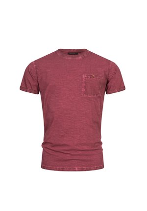 Rotes T-Shirt mit Rundhalsausschnitt aus weicher Baumwolle mit glatter Textur, ausgestattet mit einer aufgesetzten Tasche auf der linken Brust und dezenten ausgeblichenen Details.