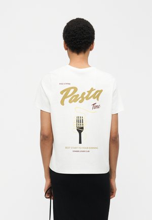 Persona che indossa una maglietta bianca con la scritta "Pasta Time" e una forchetta avvolta negli spaghetti stampata sul retro, abbinata a una gonna nera.