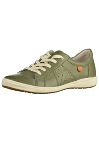 Scarpa in pelle verde con design perforato, lacci bianchi e suola in gomma color crema. Presenta un piccolo dettaglio in pelle color cammello vicino al tallone.