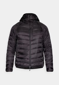 Casaco puffer preto com capuz, apresentando um design acolchoado, fecho frontal com zíper e dois bolsos laterais com zíper. O material parece brilhante.