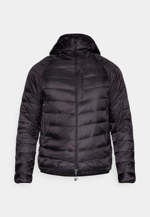 Casaco puffer preto com capuz, apresentando um design acolchoado, fecho frontal com zíper e dois bolsos laterais com zíper. O material parece brilhante.