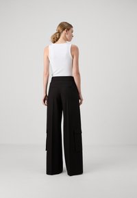 HUGO HIMANA - Pantalon cargo - black