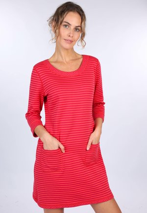 Rot- und rosa gestreiftes Kleid mit Dreiviertelärmeln, Rundhalsausschnitt, dekorativer Borte und zwei Fronttaschen. Baumwollmischung.