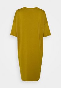 Robe ample à manches courtes de couleur jaune moutarde, avec un col rond. Tissu doux avec une texture lisse et un dos sans ornements.