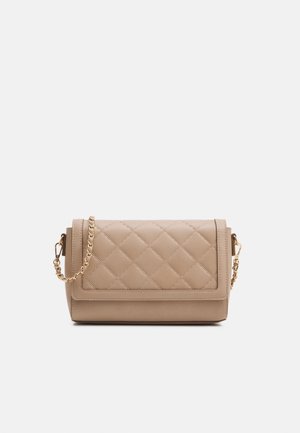 Sac à main en cuir matelassé beige avec fermeture à rabat et bandoulière chaîne dorée sur fond blanc uni.