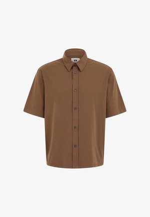 Camicia marrone a maniche corte con bottoni e colletto appuntito, sei bottoni scuri sul davanti, mostrata su sfondo bianco.