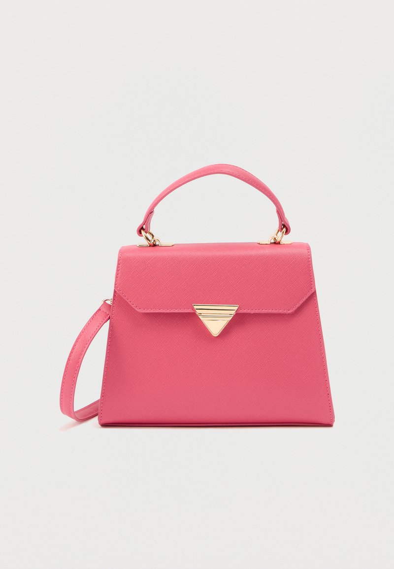 Sac à main en similicuir rose avec une forme structurée, une poignée supérieure, une bandoulière réglable et un accent en métal doré triangulaire.