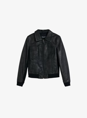 Giacca di pelle nera con collo a risvolto, cerniera frontale, due tasche laterali, polsini e vita a coste. Tessuto liscio con dettagli di cucitura.