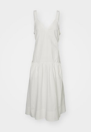 Balta medvilninė suknelė su reguliuojamais petnešomis, V formos iškirpte ir susiraukšlėjusia juosmens linija, vedančia į platėjančią sijoną. Minkšta tekstūra.