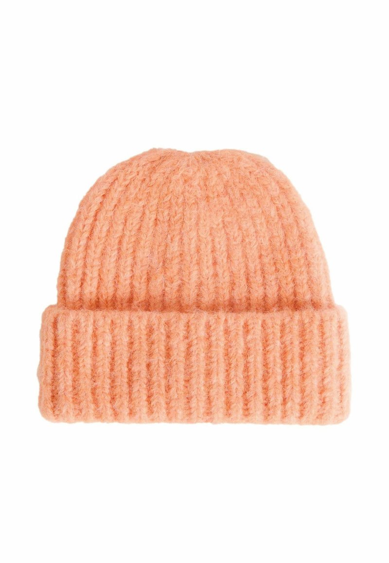 Caciulă tricotată de culoare portocalie deschisă, cu o textură ribbed și un tiv pliat pentru ajustare. Material moale și călduros.