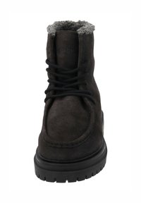 Bottine en suède marron foncé avec doublure en polaire grise, lacets noirs et semelle en caoutchouc texturé avec un motif cranté.