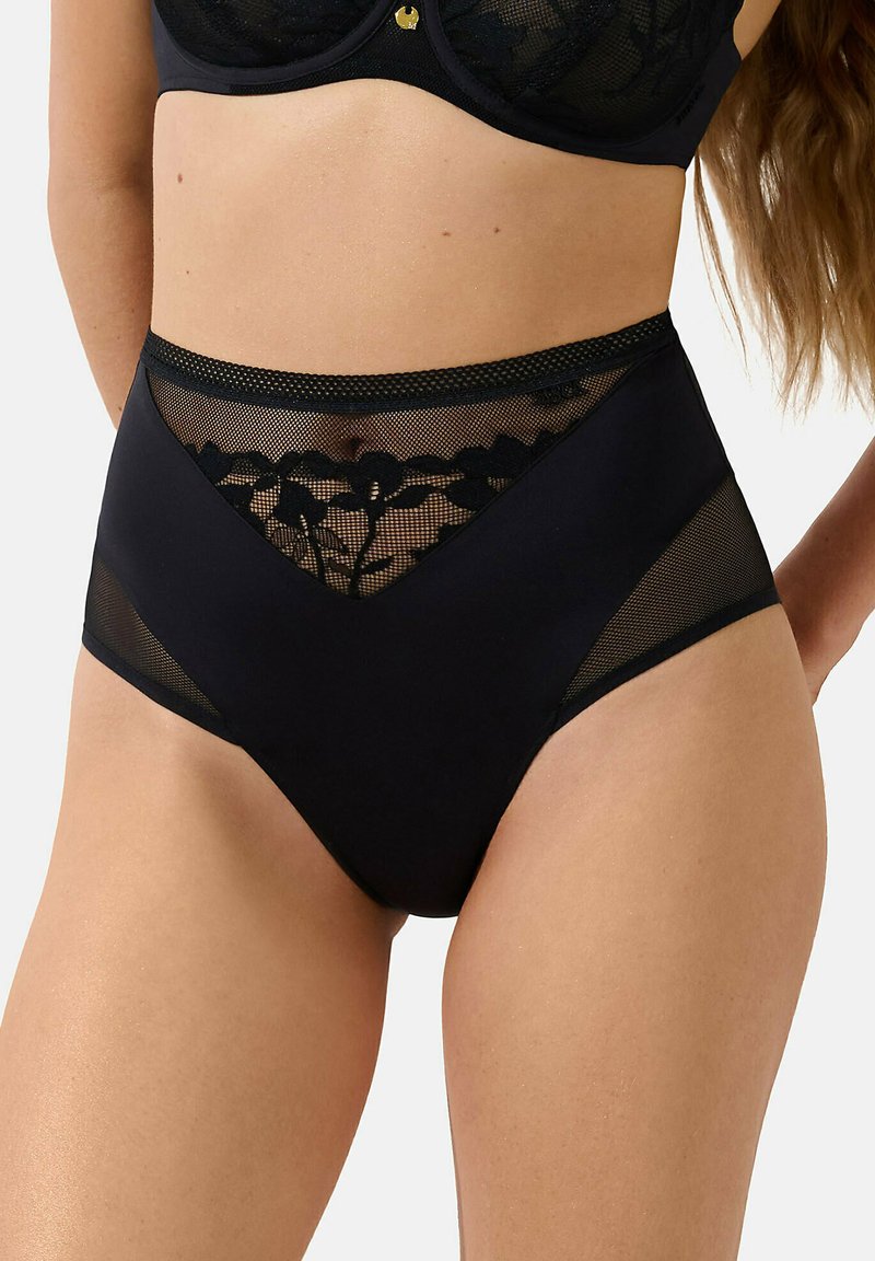 Lingerie noire taille haute avec des accents en dentelle florale et en mesh, tissu lisse avec un brillant modéré et une coupe ajustée au niveau de la taille.