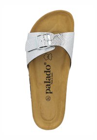 Zilveren gestructureerde slide-sandaal met een gespsluiting. Zacht, tan voetbed gemerkt met "palado" en gemaakt in Spanje. Eenvoudig, plat ontwerp.