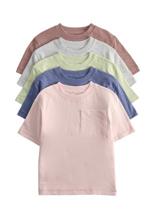 Pila di cinque t-shirt a maniche corte con collo rotondo nei colori pastello rosa, blu, verde, grigio e marrone, con tasca sulla parte anteriore della maglietta rosa.