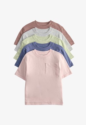 Stapeltje van vijf T-shirts met korte mouwen en ronde hals in pastelroze, blauw, groen, grijs en bruin, met zakje op de voorkant van het roze shirt.