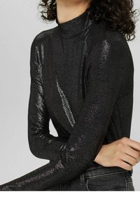 Svart långärmad turtleneck-topp gjord av ett glänsande, strukturerat tyg, med en figursydd design och skimrande detaljer.