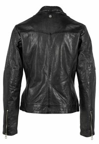 Giacca di pelle nera con un design aderente, texture liscia e dettagli con borchie sulle spalle. Cerniere sui polsini e cucitura visibile sul retro.