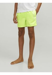 Bañador de color verde neón con cintura elástica. Presenta un detalle impreso con el logo en el lateral. Fabricado con un tejido ligero y de secado rápido.