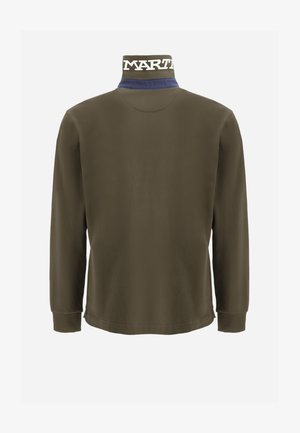 Olivgrünes Langarmoberteil mit hohem Kragen, einem weißen Logo und blauen Akzenten am Halsauschnitt. Glatte Textur, lässiges Design.