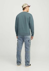 Jack & Jones JJESTAR CREW NECK - Ikdienas džemperis - goblin blue